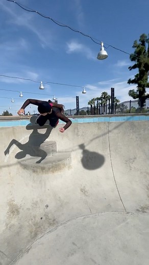 Brooklinn Khoury on Instagram: "I missed skating this bowl @dcshoes @brooklynprojects @thread_wallets #girlsshred #girlswhoskate #skateboard #skating @rastaclat @grillospickles @monchermoi"