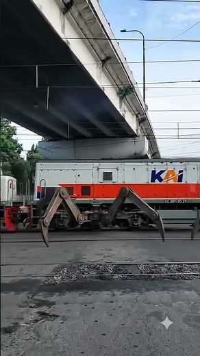 Lokomotif double traksi berkaki laba-laba. Just for fun. #keretaapi #keretaapiindonesia #railway