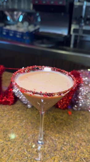 Valentine’s plans? Start with a drink 💕🍹 Whether it’s date night, Galentine’s, or just treating yourself, these festive sips are delicious and waiting for you. #IslandLakeDiner #ValentinesDayDrinks