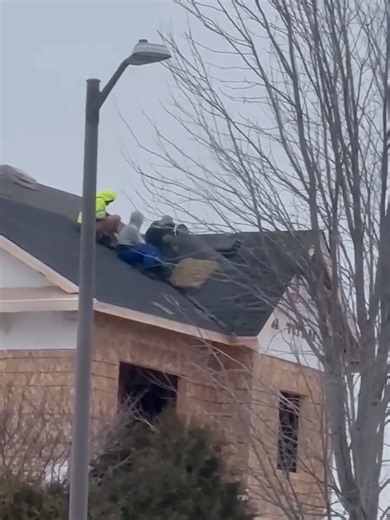 Rooftop Workers Hiding From ICE Officers 1-08-26 #ice #immigration #fyp #Minnesota #shorts