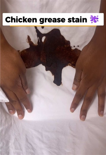 🍗🫧 How to Remove Chicken Grease Stains! Got a stubborn chicken grease stain on your clothes? Try this simple method 👇 1️⃣ Add Simple Fresh Colour-Safe Bleach (3.5% hydrogen peroxide). 2️⃣ Add 2 parts baking soda and mix thoroughly to make a paste. 🫧 3️⃣ Apply the mixture directly onto the grease stain and leave it for 2 hours. 4️⃣ Add warm water Simple Fresh Auto Laundry Detergent, then gently scrub the stained area. 5️⃣ Give the garment a thorough final rinse. 😍 And just like that — the ch