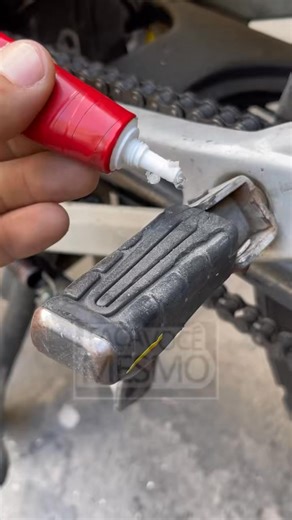 The old razor blade that becomes a smart motorcycle mod Small part, big effect. #USA #MotoMod #CreativeHack | Creative Tips