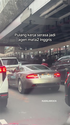 Aura Beda Pulang Kerja Naik Aston Martin DB9