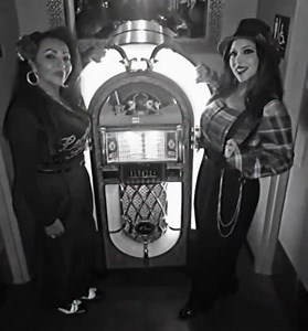 🎶💋🤎 Bumping oldies con el backyard boogie jukebox 🌹@🎲🎭Puro corazón y estilo—keeping it classy, siempre firme.✊🏽 @lachinadoll49 🔗Shop jukebox — link in bio.🔗 #oldies #chicana #pachuca #estilo #instafit #oldschool #estilo #chicanastyle #jukebox #shopping #rollinfirme Esmeralda Morales Garcia Esmeralda Garcia RobertLisa Escobedo Raymond Indio Garcia | 𝕽𝖔𝖑𝖑𝖎𝖓' 𝕱𝖎𝖗𝖒𝖊 𝕮𝖑𝖔𝖙𝖍𝖎𝖓𝖌