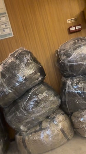 Pour toute personne ayant fait des achats avec moi et ayant envoyé l’argent de sa commande,vos articles sont arrivés. Un premier lot est arrivé depuis deux semaines et ça c’est le deuxième lot donc don’t inquiète. Laissez moi le temps de déballer,de trouver des emballages ou les mettre et je vous reviendrai pour que chacun envoie son nom et la capture de son dépôt. Là on ectits vos noms sur vos commande et vous allez venir chercher Mais si toute fois il ya une urgence dans les commandes,la perso