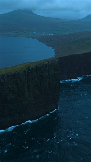 At the edge of the world — where the cliffs fall into mist and the ocean feels endless. The Faroe Islands remind you how wild, fragile, and powerful nature can be. A place where silence has weight and every gust of wind tells a story. 📸 Follow @ronald_soethje for more northern moods. Save this if places at the edge of the world speak to you. #FaroeIslands #NorthAtlantic #EpicLandscapes #NordicMood #CinematicNature #WildNorth #edgeoftheworld | soethje.com