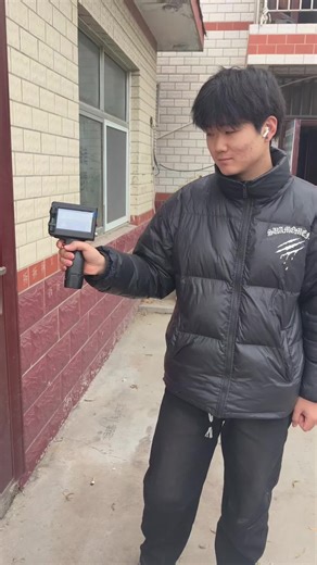 This handheld inkjet printer can print on any material surface, especially fabric and leather, where it works particularly well. Check out the printing results on the door! #foryou #inkjetprinter #handheldprinter #inkjetcodingmachine #portableprinter