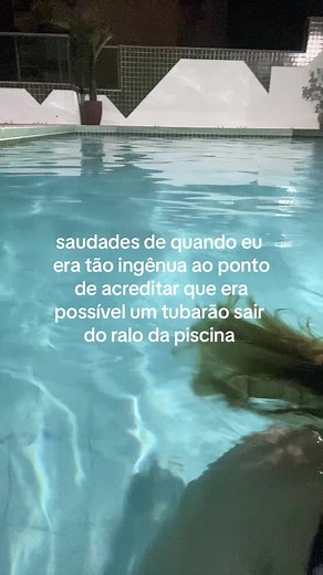 Engraçada piscinada: tubarão saindo da piscina!