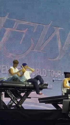 要讓218bro打起來只需要一根香蕉🍌 我真的笑超大聲🤣🤣🤣🤣🤣🤣🤣🤣🤣🤣 cr 每天都想見小狗 251017 Seventeen New 洛杉磯演唱會 day2 #seventeen #mingyu #dk #vernon #218bro #세븐틴 #민규 #도겸 #버논 #玟奎 | Starry Notes ::: 스타리 노트