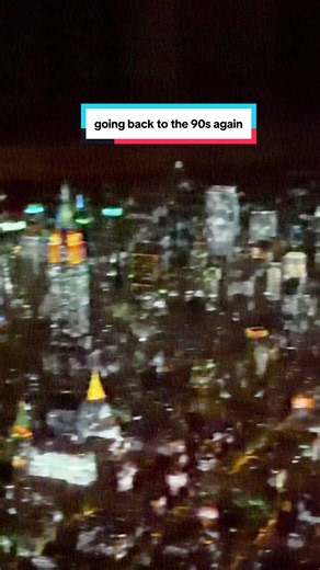 i just love uploading these videos… even tho i wasnt really born in the 90s, it brings me some sort of nostalgia. - - #fyp #manhattan #art #nyc #viral