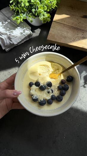 Nadine Wolf on Instagram: "5 Minuten Cheesecake 🍰 für busy womennnnn - geht super schnell, mit wenig Zutaten und ohne Zucker ! 😋 | Anzeige Zutaten: 250 g Magerquark / Skyr 1 Ei 1 TL Vanille Pudding Pulver Zuckerersatz / Chunky Flavour 50 ml Milch 👉🏼 alle Zutaten in einer Schüssel verrühren & bei 600 Watt für 5 Minuten in die Mikrowelle geben (nicht heißer, nicht länger ✅). Der Cheesecake ist jetzt noch recht flüssig, für ca. 2 h abkühlen lassen, dann ist er perfekt! ☺️ ➡️ Alternativ im Ofen 