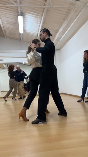Bom dia! Um pouco da belíssima aula de Tango Argentino de ontem, com o @fernandozalazar, aqui nos pés da @maraa.pereira e do @fabios.struck 🔥 Não é lindoooo? Que elegância e carisma 🧡 Todas as quartas das 20:45h às 22:15h 💃🕺 #academiadedançaespinho #tangoargentino❤️ #argentinetango | Acad Dança de Espinho