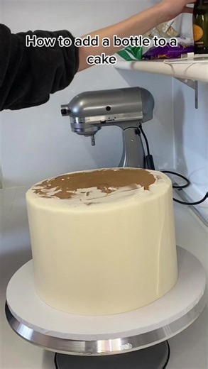 How to Add a Bottle to a Cake: Step-by-Step Tutorial