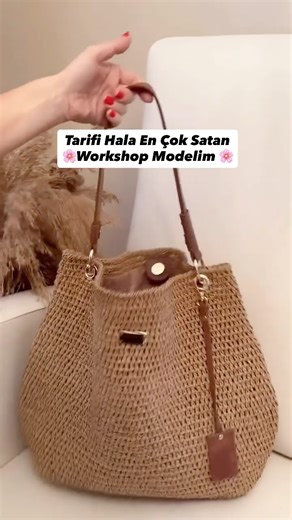 Nalan Çavdar on Instagram: "Tarifi hâlâ en çok satan modelim olmasının bir sebebi var Örgüsü zarif, örmesi keyifli… Çantanın kalıbı kusursuz,omuzda duruşu son derece şık ve kullanımı oldukça pratik … Deri aksesuarlar ise tasarımın zarafetini tamamlıyor 😍🤎 @igneiplikhobievii #reklam Detaylı anlatım videosu ve PDF notlarını satın almak için DM’den iletişime geçebilirsiniz💐 #örgüçanta #crochetbag #kağıtipçanta #knitting"