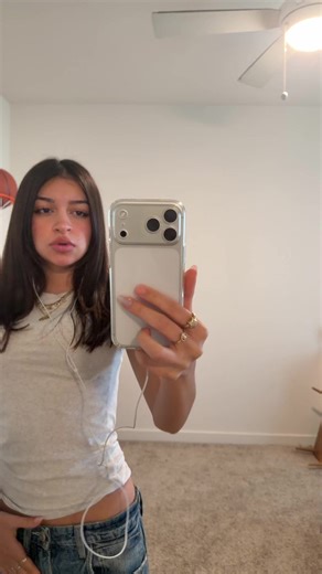 ëm (@emlyzm)’s video of iphone 17