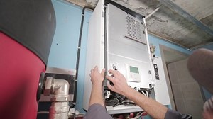 HVAC技術者が暖房、換気、空調システムを設置する