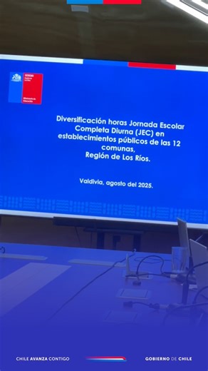 El Gobernador Regional de Los Ríos, Luis Cuvertino, y el Seremi de Educación, Juan Pablo Gerter, nos cuentan sus impresiones respecto a la aprobación del financiamiento por 575 millones para la implementación del Programa de Diversificación de la JEC 👨‍🍳🏃‍♂️ Este programa transforma la JEC en una experiencia educativa significativa, incorporando talleres deportivos, artísticos, culturales y medioambientales definidos junto a las comunidades educativas, para que niñas, niños y jóvenes encuentr