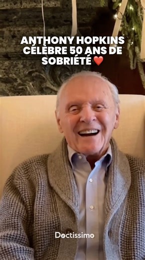 Dans une vidéo publiée à l’occasion du Nouvel An, Anthony Hopkins marque une étape personnelle importante : 50 ans sans alcool 🙏 L’acteur y revient sur un épisode marquant de sa vie, lorsqu’il a réalisé qu’il avait perdu le contrôle de sa consommation, notamment après avoir conduit en état d’ivresse sans en garder de souvenir. Une prise de conscience brutale, qui l’a conduit à arrêter de boire. Sans dramatiser ni se poser en modèle, Anthony Hopkins explique que cette décision a changé durableme
