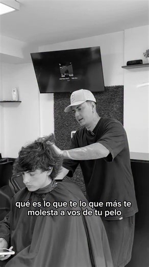 GAMAN | Men's Salon on Instagram: "Qué es lo que más te molesta de tu cabello ? 💇🏻‍♂️ #barbershop #style #haircut #transformation"