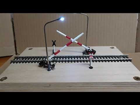 Bahnübergang, Schrankensteuerung mit Servos, Wechselblinker und Nachwippen