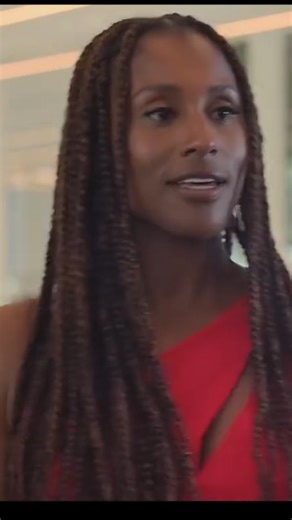 cine entretenimento on Instagram: "Nome da Série: Rugido Título Original: Roar Tipo: Série Americana Gênero: Drama / Fantasia / Antologia Duração: Episódios de aproximadamente 30 minutos Onde assistir: Apple TV+ Nota no IMDb: 5,9/10 Criação: Liz Flahive, Carly Mensch Roteiro: Liz Flahive, Carly Mensch e colaboradores Elenco Principal: Nicole Kidman, Cynthia Erivo, Alison Brie, Issa Rae, Betty Gilpin Sinopse: Rugido é uma série antológica que apresenta histórias independentes, todas centradas em 