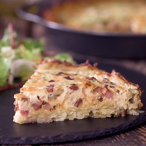 Potato Crust Quiche is a healthy, delicious, and comforting dish. #potatocrustquiche ##homemadequiché Recipe: https://www.homecookingadventure.com/potato-crust-quiche/ | Home Cooking Adventure
