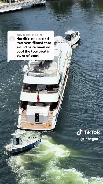 Replying to @bob I got a little bit of it. It looks like the back one is being dragged but I don’t know much about tow boats 🤷‍♀️ So many of them come through here. #towboats