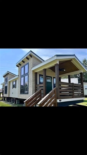#ConSantanderConectoThe STARLING Used renewed 2023 model This model is an absolute perfection. With front & rear double porches, beautiful rock and cedar accents, 2 tower dormers, and a beautiful off white and brown stained exterior! Inside this one is equally impressive with our new Accessible Beige cabinets and trim, a beautiful green ship lap accent walls in the LR and BR, stained wood ceiling in LR & BR, a galley kitchen with new Thinscape solid surface countertops, Moen Gold faucets through