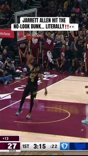 No-look dunk 😳 ⁉️