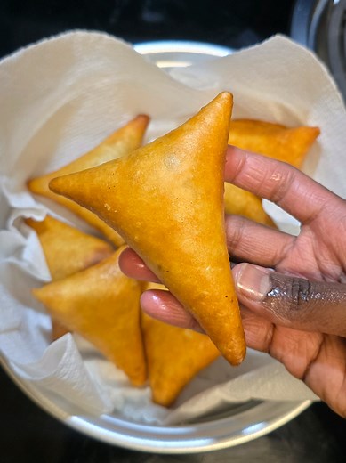 Delicious Chicken Samosa Recipe with Spicy Dipping Sauce