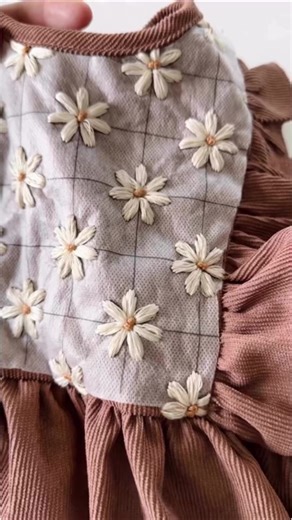 The draft paper was pasted on top of the garment, and the embroidery work was completed. An ordinary piece of clothing burst forth with new life.#手工diy禮物 #手工 #embroidery #handembroidery #手工diy