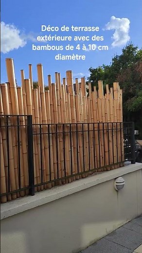 Déco d'une terrasse extérieure avec des clôtures en bambou de gros diamètre #bamboo #jardin #home