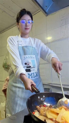 Flipping the wok, I can't solve my problem. #food #cooking #mukbanginternational #mukbang
