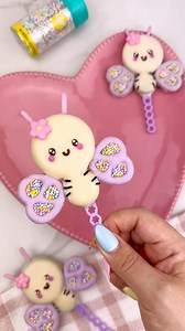 81K views · 1.6K reactions | Spring treats - butterfly Oreo pops. For the wings I used already dipped pretzels from the grocery store and just added Fancy Sugar to the holes to them pretty. #oreo #oreos #oreopop #oreopops #butteffly #butterflyparty #cakesiclea #cookies #cookiepops #cakepops #spring #springbaking #springtreats #butterflycookies | beautyanddasweetz | Facebook