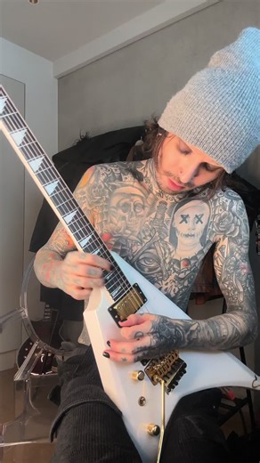 Monday Fast Sweeping Guitar Solo Tutorial