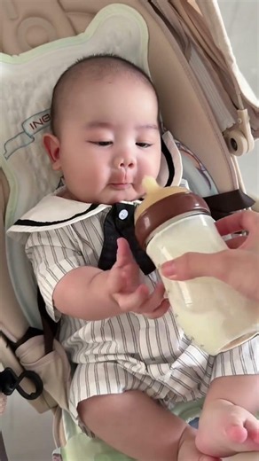 My 4-Month-Old Can’t Wait for His 240ml Bottle 🍼😄 #baby #babyfeeding #cutebaby