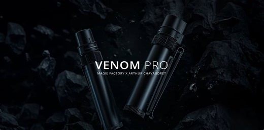 👉1/30（五）正式啟售👈 這次購買會需要透過我們的新官網下訂喔 當天會公布網址🔗敬請期待💥 ​ 🔥 猛毒二代｜Venom Pro – 終極隱線神器 降臨！ 🔥 ​ 自猛毒一代旋風登場後🌪️ 🧰 睽違九年，隱線界終極兵器降臨 🧰 與法國知名魔術品牌 Magie Factory 的多次信件溝通後， 正式取得《Venom Pro》台灣獨家代理資格🎉🎉🎉 ​ ☝️☝️本批數量不多☝️☝️ 據廠商通知，因為各國廠商都在搶貨中，因此廠商表示下一批出貨時間不確定🥹 錯過這批，未來很難預估下批的到貨時間，請把握機會，欲購從速🛒 ​ 你以為隱線魔術已經到了天花板嗎？ ​ 《猛毒二代》 再次刷新你對隱線的想像！由法國魔術大廠 Magie Factory 與知名隱線大師 Arthur Chavaudret 與共同打造，讓你透過猛毒二代做到念動、物品穿透以及完全超出一般漂浮的夢幻效果！隱線輪也經過無數次測試，在經過全球魔術圈的專業回饋，做出最極致的設計— 100% 非電子的隱線系統！ ​ ✨ 為什麼猛毒二代這麼強？ *非電子道具：還在用電子道具？不怕突然沒電嗎？猛毒二代讓你可以立