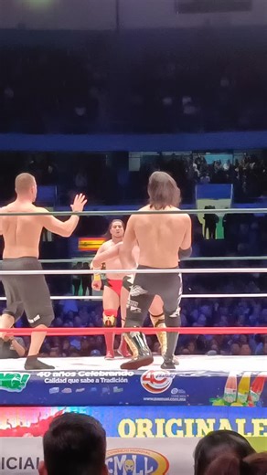 Totalmente Lucha on Instagram: "Angel de oro y niebla roja #luchalibre #luchalibremexicana #cmll #arenamexico #cmlldeluchalibre"