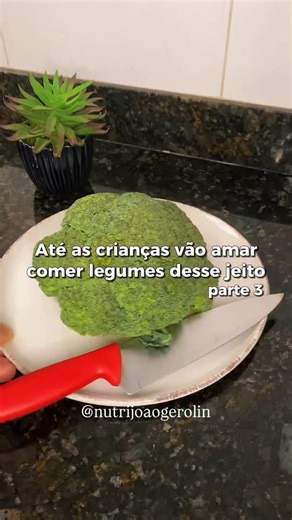 Joao Marcos Gerolin | Nutricionista on Instagram: "Quer ganhar um e-book com várias receitas práticas e gostosas pra te ajudar a eliminar de 4 a 6 kg nos próximos meses? 💬 Comente EMAGRECER que eu te envio no direct! Mais uma da série “até as crianças vão amar comer legumes desse jeito” 😍 Se você ainda não viu as outras receitas, dá uma olhada no meu perfil e salva essa pra fazer depois 👇🏻 Compartilha com quem você sabe que vai gostar 💚 ⸻ Ingredientes: •150 g brócolis cru •2 tomates médios