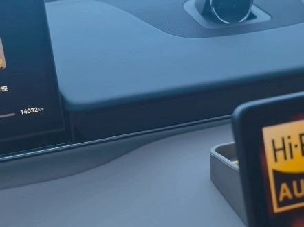 鸿蒙智驾冬天雪行驶明显的bug。无中生有出现的车辆。