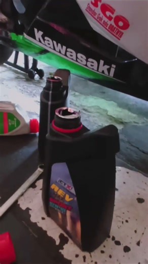 Sepulang Dari pik Kita gas ganti oli phantom pakai CTX REV MAX SPORT 10W-40