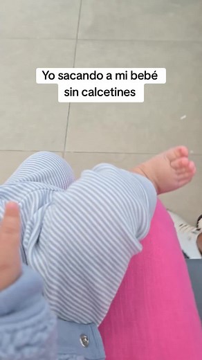 Mi bebé sin calcetines: momentos adorables