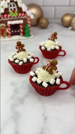 Hot chocolate cupcakes #cakedbyrach #christmas #cakeart #cupcakes #hotchocolate #shortsfeed #cake