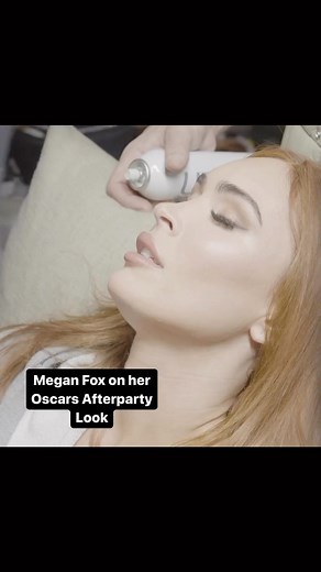 Popsugar Beauty on Instagram: "Megan Fox is serving us “Queen of the Underworld” with her short red hair for an #Oscars afterparty. Get the rundown of her transformation at our 🔗 in bio. 🎥: Vanity Fair"