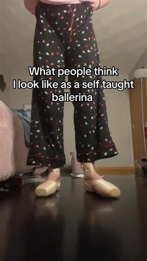 Yes Ik I should practice but this is one of my first times on pointe #ballerina #selftaughtballerina #balletcore #pointeshoes #balletbeginner