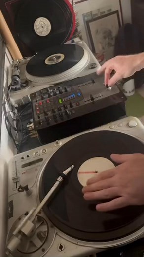 Cut like a guillotine 🔥 — Prod: Lophiile Beat: Oilslick / 90BPM Looper: Looper Vol.1 — RP » @cesaregiulio_ „ #tablebeats #tablebeatsapp #looper #beats | TableBeats