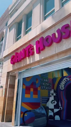 Gaint house, upside down house, museum of illusions in Hollywood California #FindYourEdge #california #nettycantravel #fypシ #losangeles