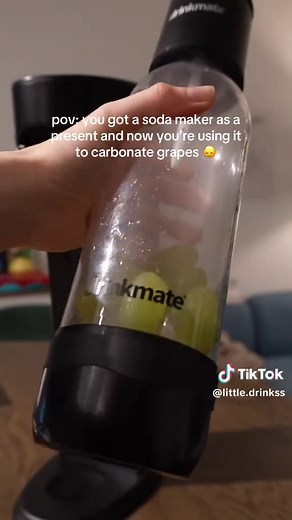 Got a soda maker as a present and ended up using it on fruit instead of water… No regrets 🍇 The fizziness actually comes through! #littledrinks #drinkmate #carbonatedgrapes #sodamaker #drinktok