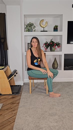 2.5K views · 39 reactions | A gentle spine mobility exercise to wake up your core and get flexion back into your spine. It helps loosen that morning stiffness so you can move more comfortably and start the day feeling freer through your lower back. #MobilityAndBalance #SeniorFitness #FitnessOver40 #SpineMobility #BackStiffness | The Fitness Lady | Facebook