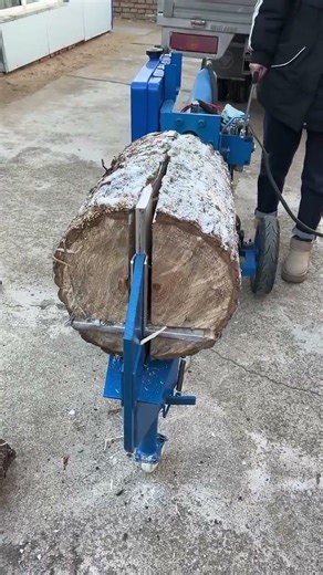 WoodCutter #WoodCutterGadget A hydraulic wood splitter with two-phase power can split